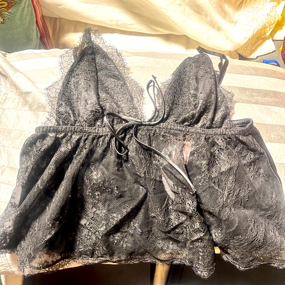Victoria’s Secret lingerie black sexy laced size medium top NWT